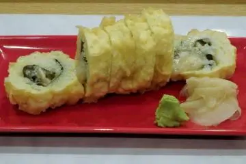 <p>The 'Cheese Quattro' is a deep fried whole roll filled with mozzarella, gorgonzola, Philadelphia, and parmigianino cheeses.</p>
