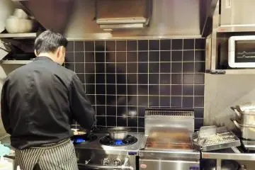 <p>Sit at the counter to chat and watch your food being prepared.</p>
