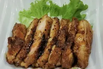 <p>Grilled chicken with black pepper sauce - delicious!&nbsp;</p>
