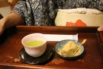 <p>Green tea and kuzu mochi set</p>
