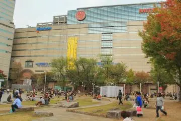<p>Kego Park is next to Mitsukoshi and offers a lot of places to sit down for a while</p>
