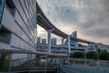 <p>Walking to the bridge from Yurikamome's&nbsp;Shibaurafuto Station</p>
