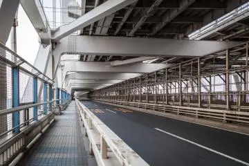 <p>The walkway on the lower deck of the bridge, with the central Yurikamome tracks on picture's right side</p>
