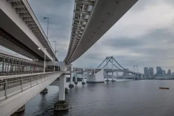 <p><span style="line-height: 20.8px;">Looking back along the bridge from the Odaiba end, with the upper and lower decks going their separate ways</span></p>

