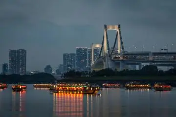 <p>Yakatabune pleasure boats in front of the Rainbow Bridge, seen from the Odaiba waterfront promenade</p>
