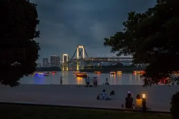 <p>Odaiba beach, with Yakatabune pleasure boats in front of the Rainbow Bridge</p>
