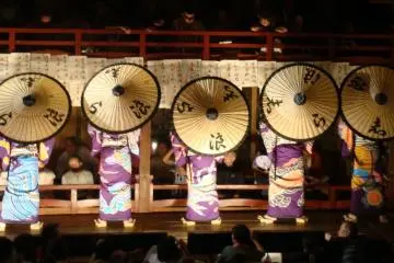<p><span style="line-height: 20.8px;">Performance using Japanese umbrellas.&nbsp;</span></p>
