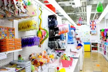 <p>Spektrum Pelangi Onoden, di sisi kanan toko di lantai dasar</p>

