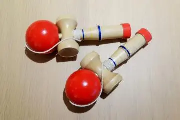 <p>Cobalah kendama dengan tangan Anda sendiri, mainan tradisional anak-anak<br />
&nbsp;</p>
