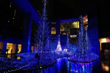 <p>There are 250,000 LED lights</p>
