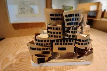 <p>Another Gehry building model</p>
