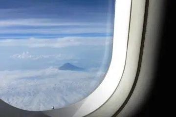 오사카에서 나리타로 가는 후지산을 왼쪽에서 볼 수 있습니다.