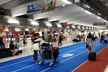 Jetstar Japan은 나리타 공항의 터미널 3에서 운영됩니다. 터미널 1 또는 2에서 풀 서비스 캐리어를 사용하는 경우, 연결 항공편의 짧은 산책을 위해 경마장 같이 생긴 경로를 이용하세요