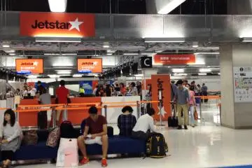 Jetstar International은 터미널 3에서 운영됩니다. 국내선에서 짐을 찾을 수 있는 충분한 시간을 가지고 체크인을 위해 줄을 서세요.