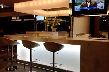 나리타 JAL 라운지에서 볼 수 있는 CNN과 고급 와인