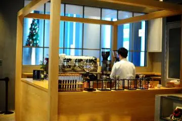 에스프레소 바는 한 구석, 브루 바는 한 구석을 차지한다