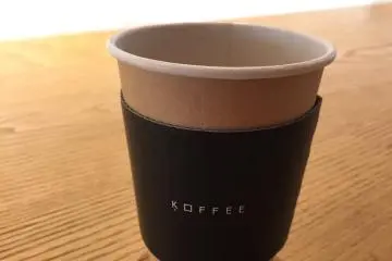 커피는 아름답게 디자인된 미니멀한 컵에 서빙된다