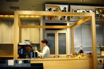 토라노몬 커피는 오모테산도 커피 거대 기업의 일부분이다.