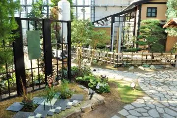 <p>The Japanese section was not decorated for Christmas, but did contain some lovely seasonal plants/flowers.</p>
