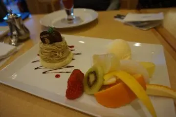 <p>Delicious Montblanc dish with fruit</p>
