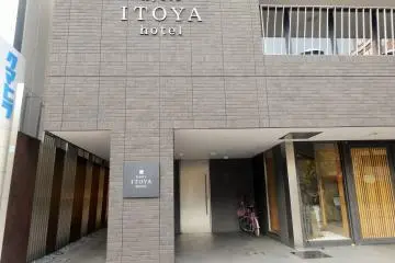 <p>The hotel is located just steps from a major bus line</p>
