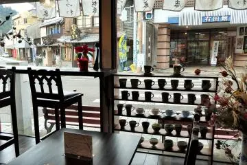 <p>Eat at regular tables or tall chairs that sit along the windows.</p>
