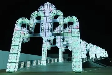 <p>ลักกี๊ เรนโบว์ อาร์ค (Lucky Rainbow Arch) ซุ้มประตูไฟระย้าสุดประณีตเนรมิตรไฟตกแต่งอย่างงดงามอลังการ</p>
