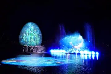 <p>อะควา (Aqua) การแสดงละครประกอบแสงสีเสียงที่ฉายไปยังม่านน้ำยักษ์อย่างงดงามอลังการ</p>
