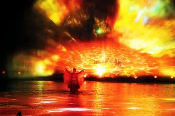 <p>อะควา (Aqua) การแสดงละครประกอบแสงสีเสียงที่ฉายไปยังม่านน้ำยักษ์อย่างงดงามอลังการ</p>
