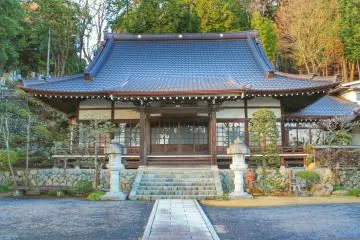 Jogan Temple is located between Ome Station and Higashi-Ome Station
