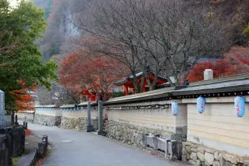 <p>The wall and road outside Ryusenji Temple</p>
