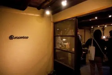 <p>morrina เป็น Ceramic Art Gallery ร่วมสมัย มีโซน Gallery ที่จัดแสดงงานเซรามิกซึ่งเป็นผลงานของศิลปินท้องถิ่นที่หมุนเวียนมาจัดแสดง และด้านล่างยังเป็นร้านขายผลิตภัณฑ์เซรามิกซึ่งเป็นผลงานของศิลปินท้องถิ่นหลายคนอีกด้วย</p>
