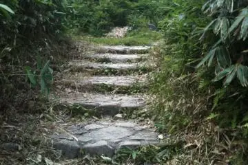 The hiking path begins at the lodge (Photo: Justin W. Dart)