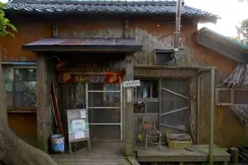 <p><span style="line-height: 20.8px;">ด้านหน้า&nbsp;</span><span style="line-height: 20.8px;">โอยะโอยะ คาเฟ่ มอนเปมารุเกะ (Oyaoya Caf&eacute; Monpemaruke) ที่อาจดูรกและเก่าเหมือนบ้านร้างไปสักนิด แต่พอเข้ามาด้านในกลายเป็นคาเฟ่อบอุ่นน่ารักทีเดียว</span></p>
