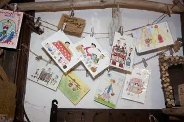 <p><span style="line-height: 20.8px;">มุมของที่ระลึกใน&nbsp;</span><span style="line-height: 20.8px;">โอยะโอยะ คาเฟ่ มอนเปมารุเกะ (Oyaoya Caf&eacute; Monpemaruke) ที่ขายโปสการ์ดลายเส้นเด็กๆ น่ารักๆ ซึ่งเป็นโลโก้ของร้านด้วย</span></p>
