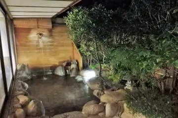 <p>The outdoor section of the women's public bath</p>
