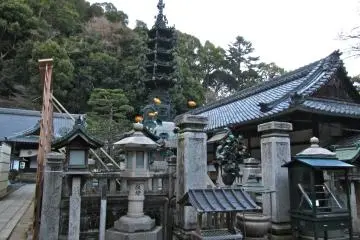 <p>Monuments in the main yard</p>
