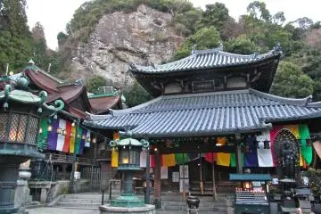 <p>The Hon-do (Main Hall) and the seated Buddha in the cave on the cliff above it</p>
