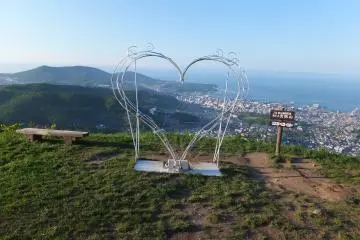 <p>Take a picture with your love atop Mt. Tengu</p>
