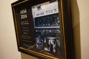 Foto yang menunjukkan sejarah kafe