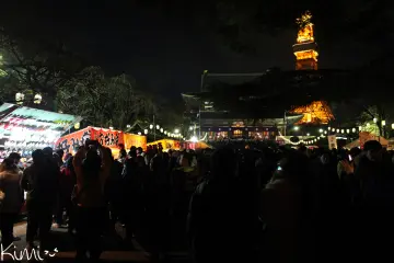 <p>Rassemblement au temple Zojoji pour le passage &agrave; la Nouvelle Ann&eacute;e.</p>
