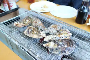 <p>The smell of the sea wafts up from the charcoal grill</p>
