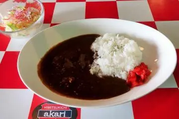 The beef curry lunch, with a small side salad&nbsp;
