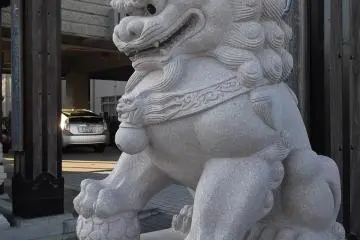 <p>The other guardian lion, this one with its mouth slightly open</p>

