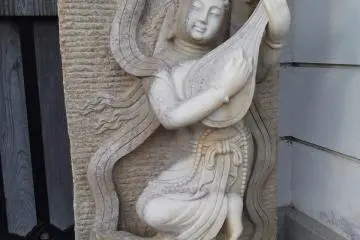 <p>The other Indian-style carving</p>
