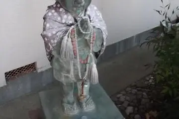 <p>Another, smaller statue</p>
