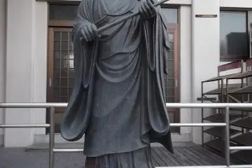 <p>And another statue of a devotee</p>
