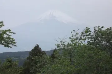 <p>On a hazy day from Yamanaka Castle site, between Mishima and Hakone</p>

