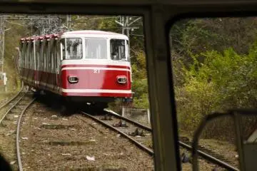 <p>นั่ง Cable Car ขึ้นไปยังโคะยะซาน (Koyasan)</p>
