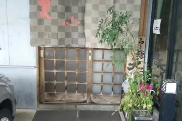 <p>The unassuming entrance way on the main street of Ishiuchi</p>
